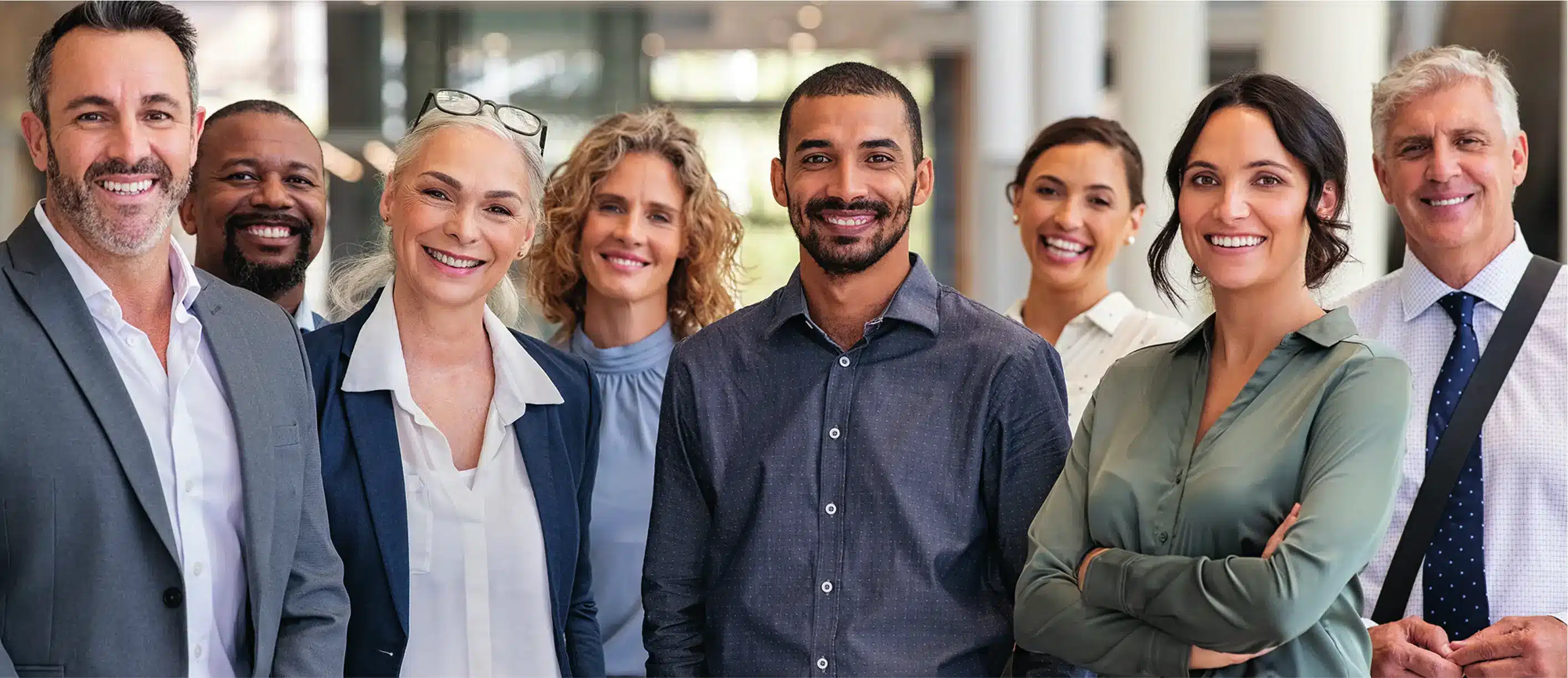 Grupo de personas adultas sonriendo en entorno profesional